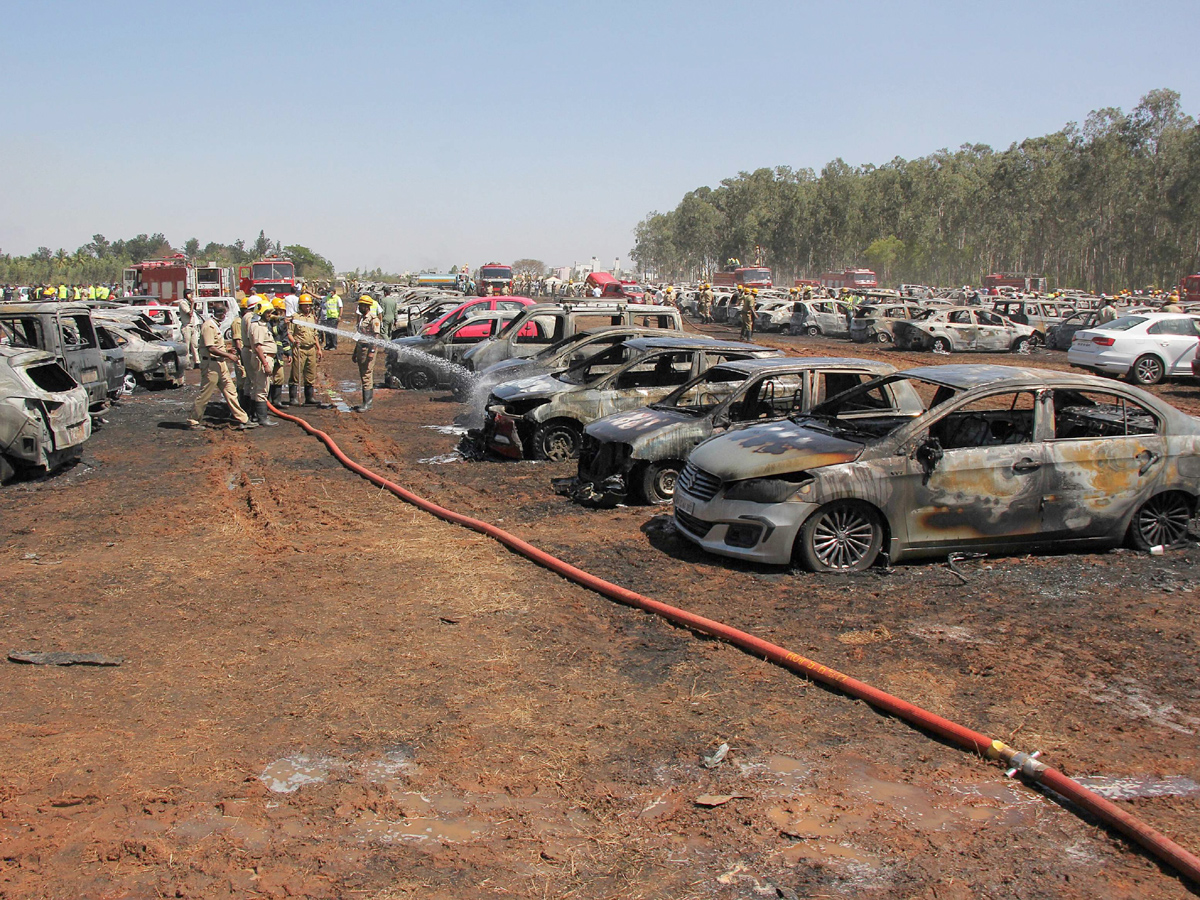 300 Vehicles On Fire Near Bengaluru Air Show Photo Gallery - Sakshi3