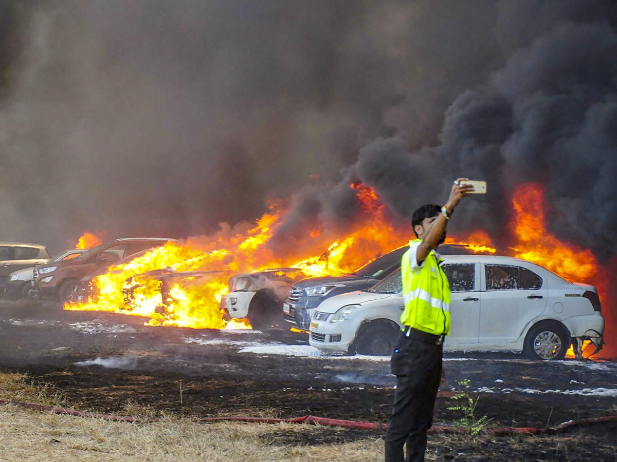 300 Vehicles On Fire Near Bengaluru Air Show Photo Gallery - Sakshi4