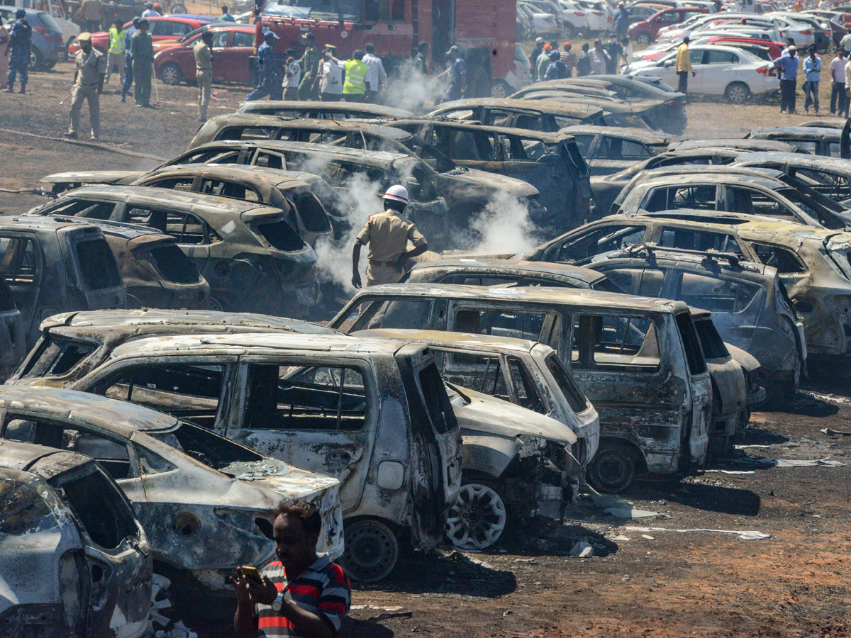 300 Vehicles On Fire Near Bengaluru Air Show Photo Gallery - Sakshi5