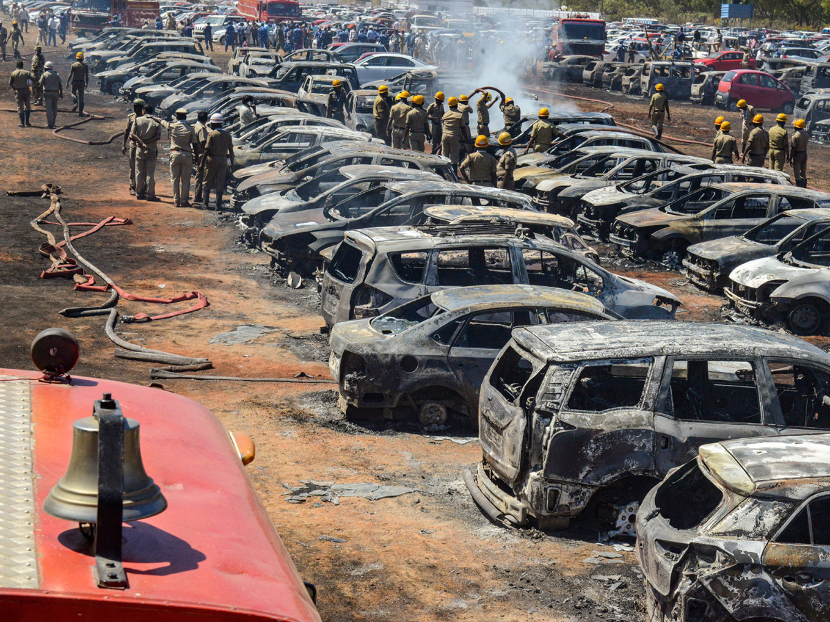 300 Vehicles On Fire Near Bengaluru Air Show Photo Gallery - Sakshi6