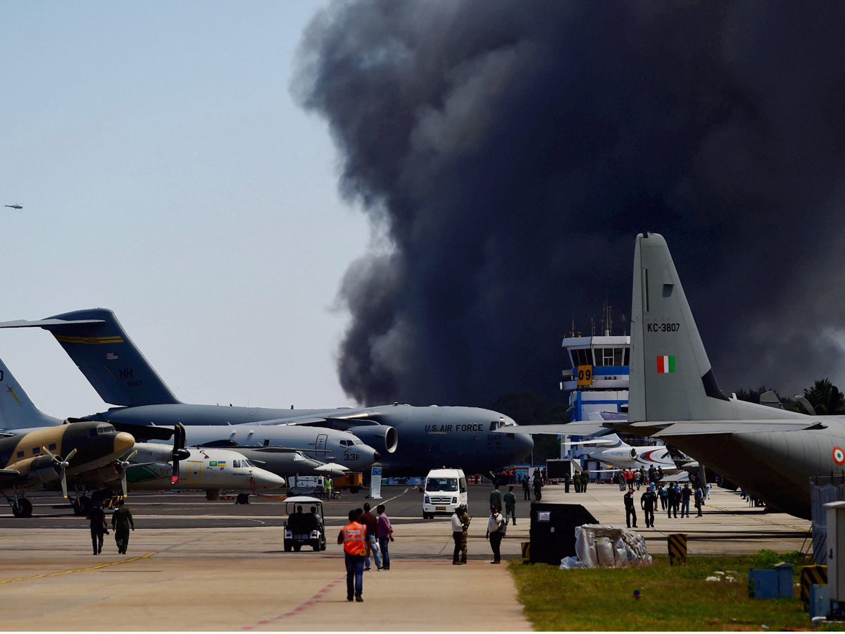 300 Vehicles On Fire Near Bengaluru Air Show Photo Gallery - Sakshi7