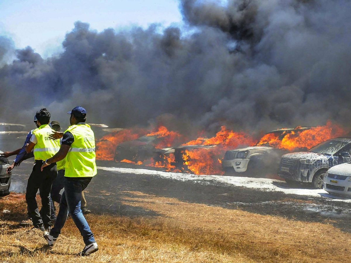 300 Vehicles On Fire Near Bengaluru Air Show Photo Gallery - Sakshi1