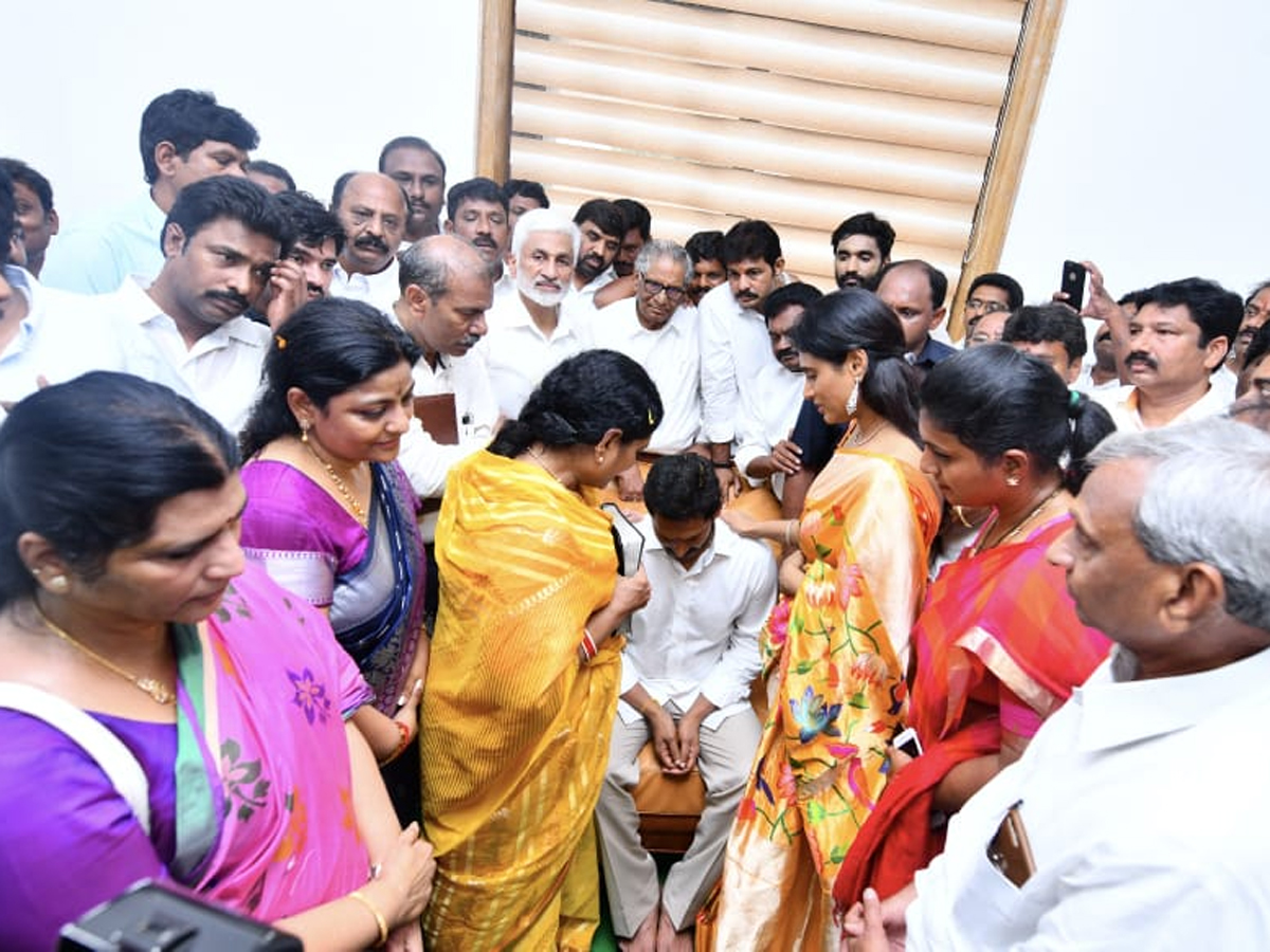 Ys Jagan New House Warming Ceremony In Tadepalli - Sakshi10