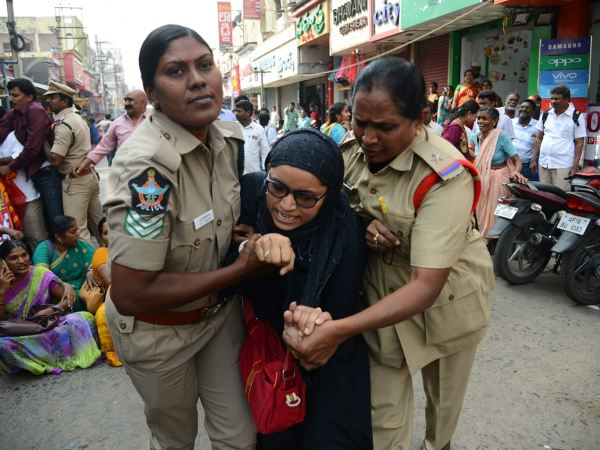 Police Arrests Employees Cps Cancellation Ap Assembly  - Sakshi11