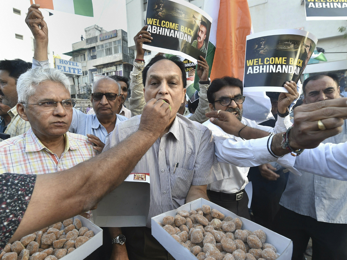 People celebrate across nation as Abhinandan Varthaman is on his way Photo Gallery - Sakshi4