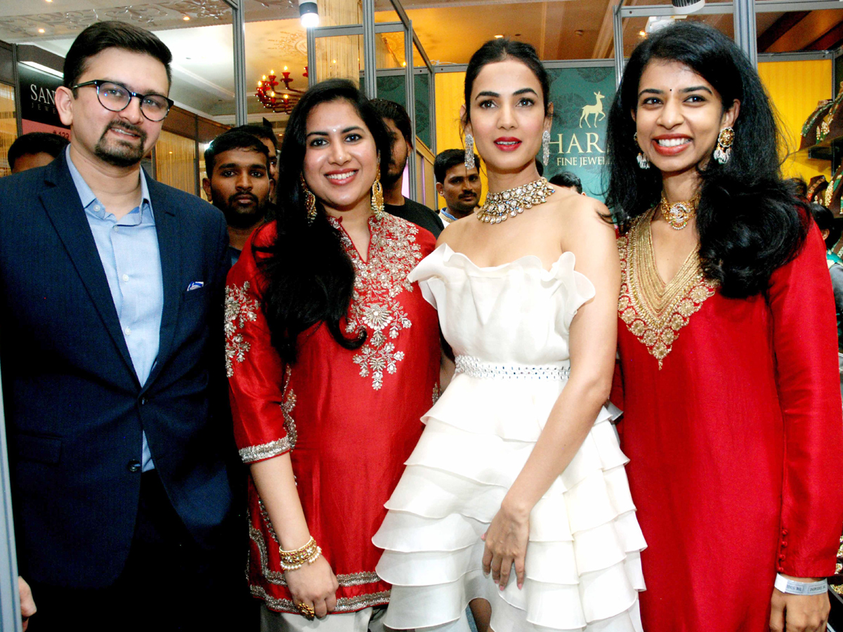  Sonal Chauhan Jewellery exhibition inaugurated in Hyderabad Hyderabad Photo Gallery - Sakshi1