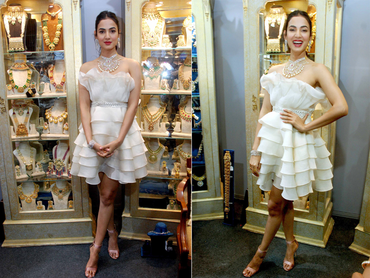  Sonal Chauhan Jewellery exhibition inaugurated in Hyderabad Hyderabad Photo Gallery - Sakshi10