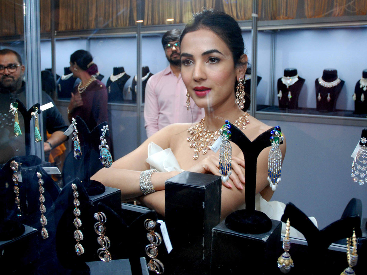  Sonal Chauhan Jewellery exhibition inaugurated in Hyderabad Hyderabad Photo Gallery - Sakshi13