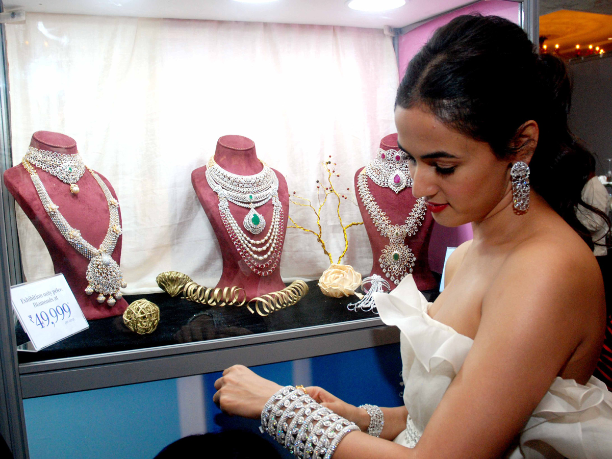  Sonal Chauhan Jewellery exhibition inaugurated in Hyderabad Hyderabad Photo Gallery - Sakshi2