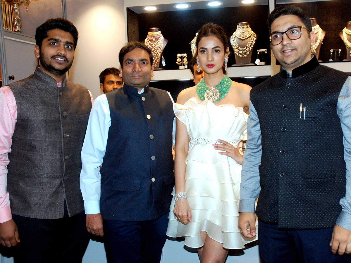  Sonal Chauhan Jewellery exhibition inaugurated in Hyderabad Hyderabad Photo Gallery - Sakshi3