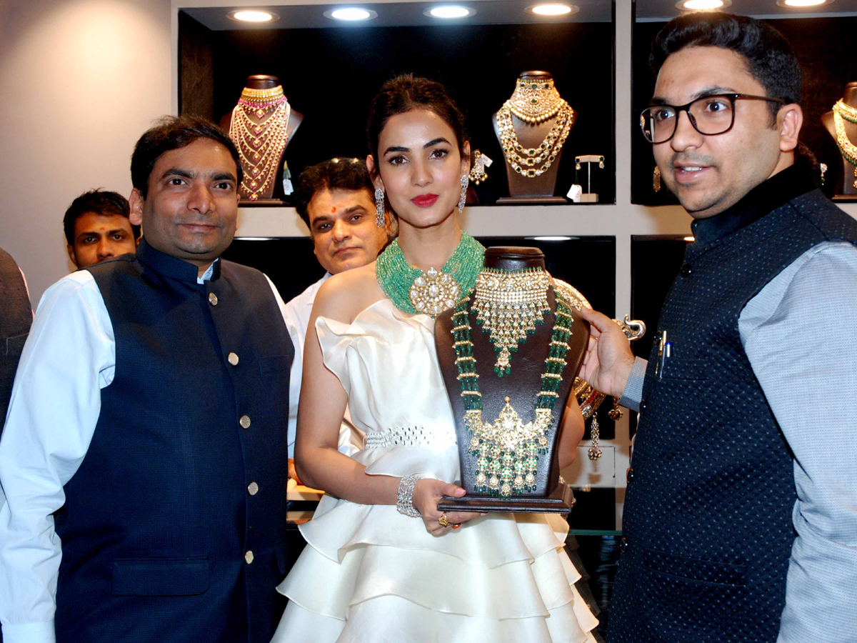  Sonal Chauhan Jewellery exhibition inaugurated in Hyderabad Hyderabad Photo Gallery - Sakshi4