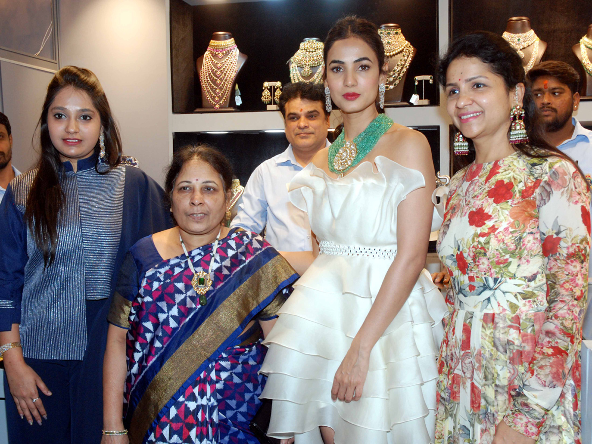  Sonal Chauhan Jewellery exhibition inaugurated in Hyderabad Hyderabad Photo Gallery - Sakshi5