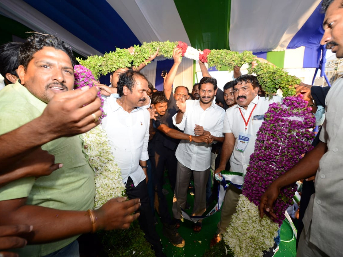 YS Jagan Samara Shankaravam in Kakinada Photo Gallery - Sakshi12