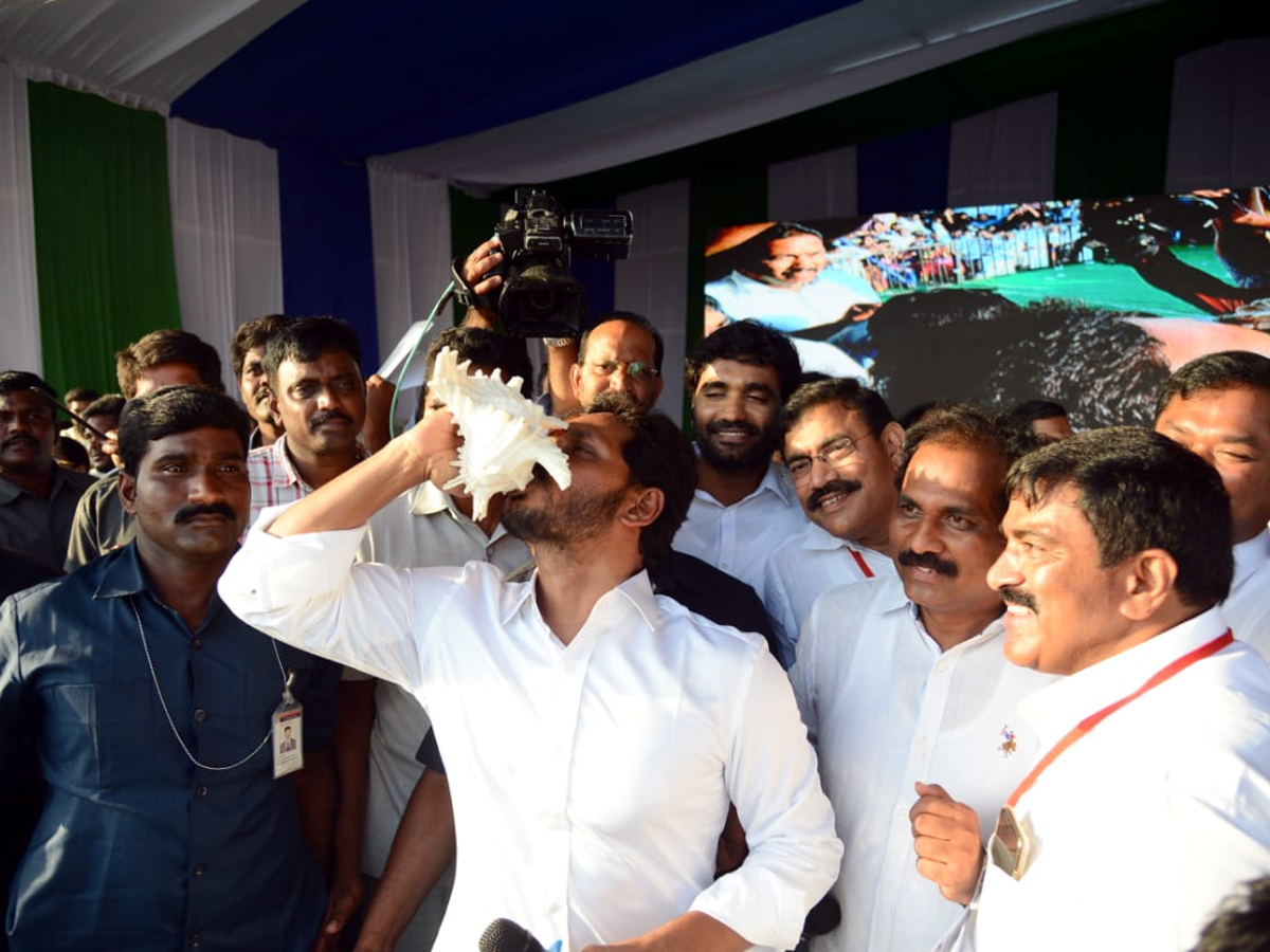 YS Jagan Samara Shankaravam in Kakinada Photo Gallery - Sakshi3