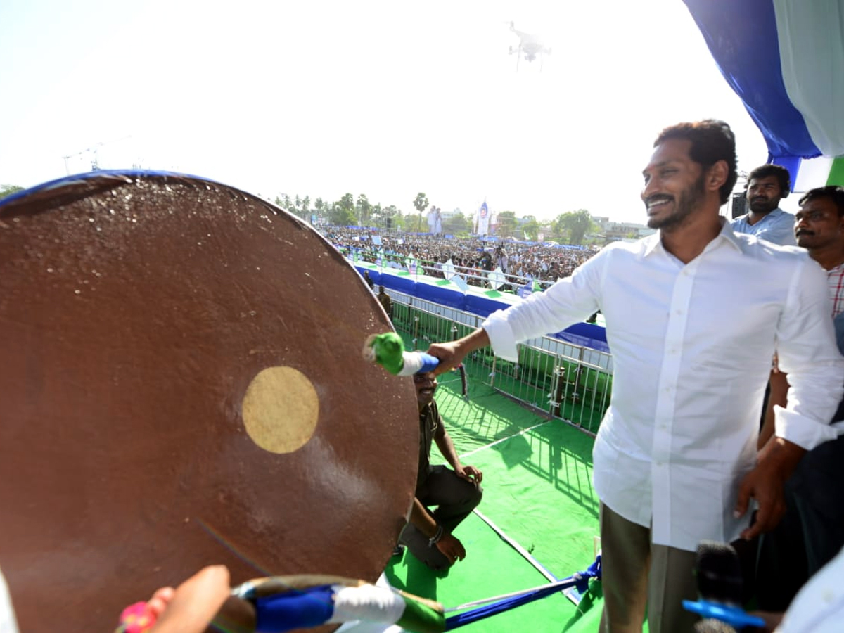 YS Jagan Samara Shankaravam in Kakinada Photo Gallery - Sakshi2