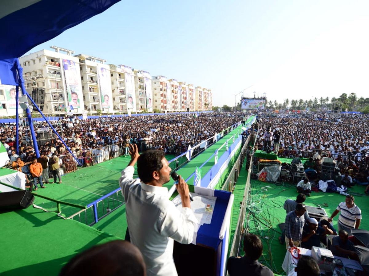 YS Jagan Samara Shankaravam in Kakinada Photo Gallery - Sakshi5