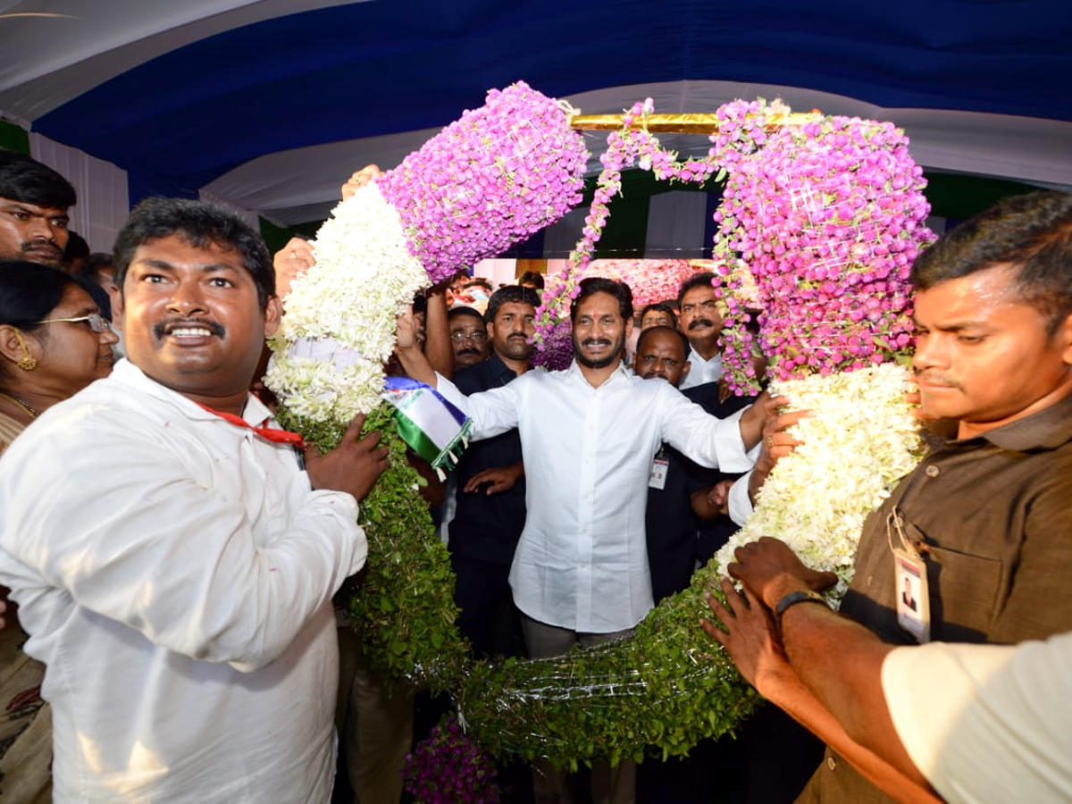 YS Jagan Samara Shankaravam in Kakinada Photo Gallery - Sakshi10