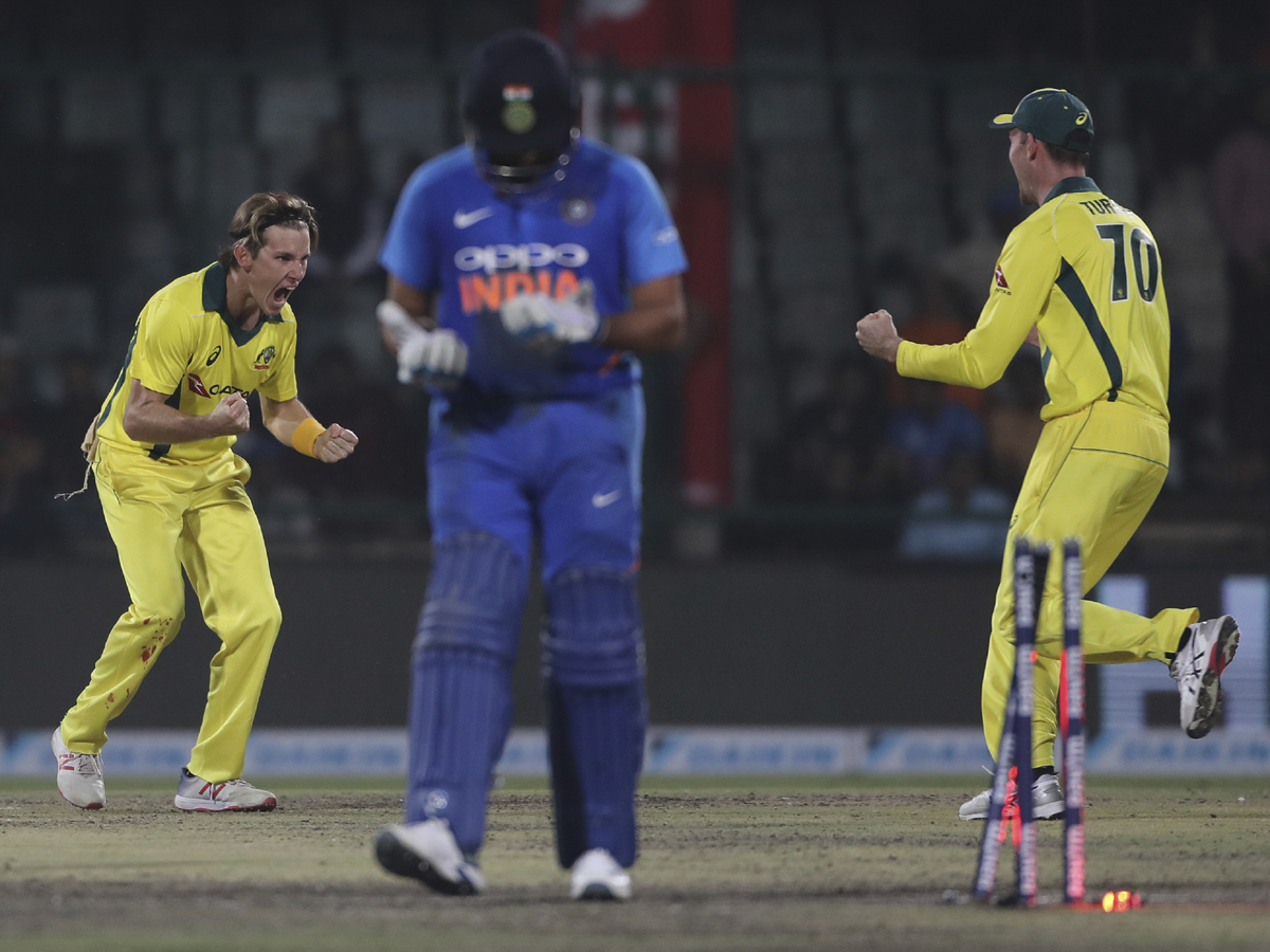 Australia win by 35 runs and clinch the series 3-2 Photo Gallery - Sakshi10