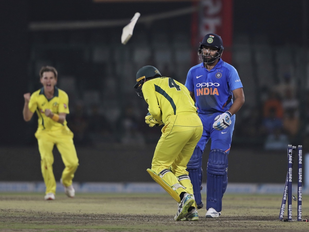 Australia win by 35 runs and clinch the series 3-2 Photo Gallery - Sakshi11