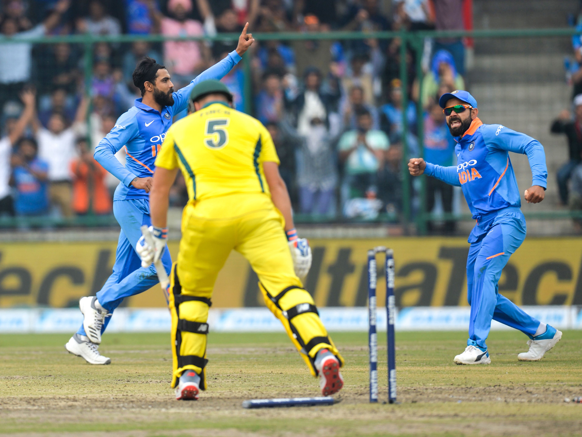 Australia win by 35 runs and clinch the series 3-2 Photo Gallery - Sakshi17