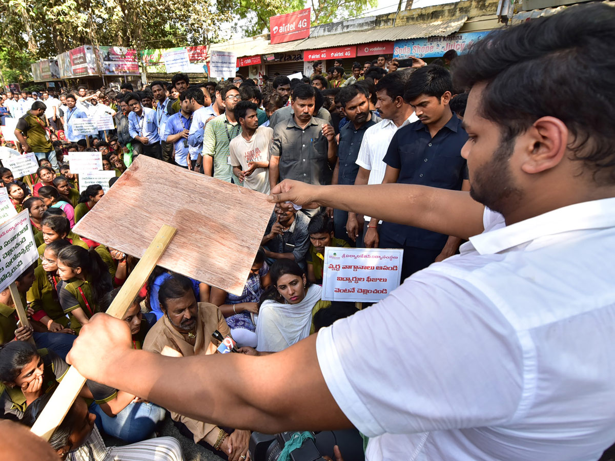 Mohan Babu Dharna Against Naidu in Tirupati  Photo Gallery - Sakshi10