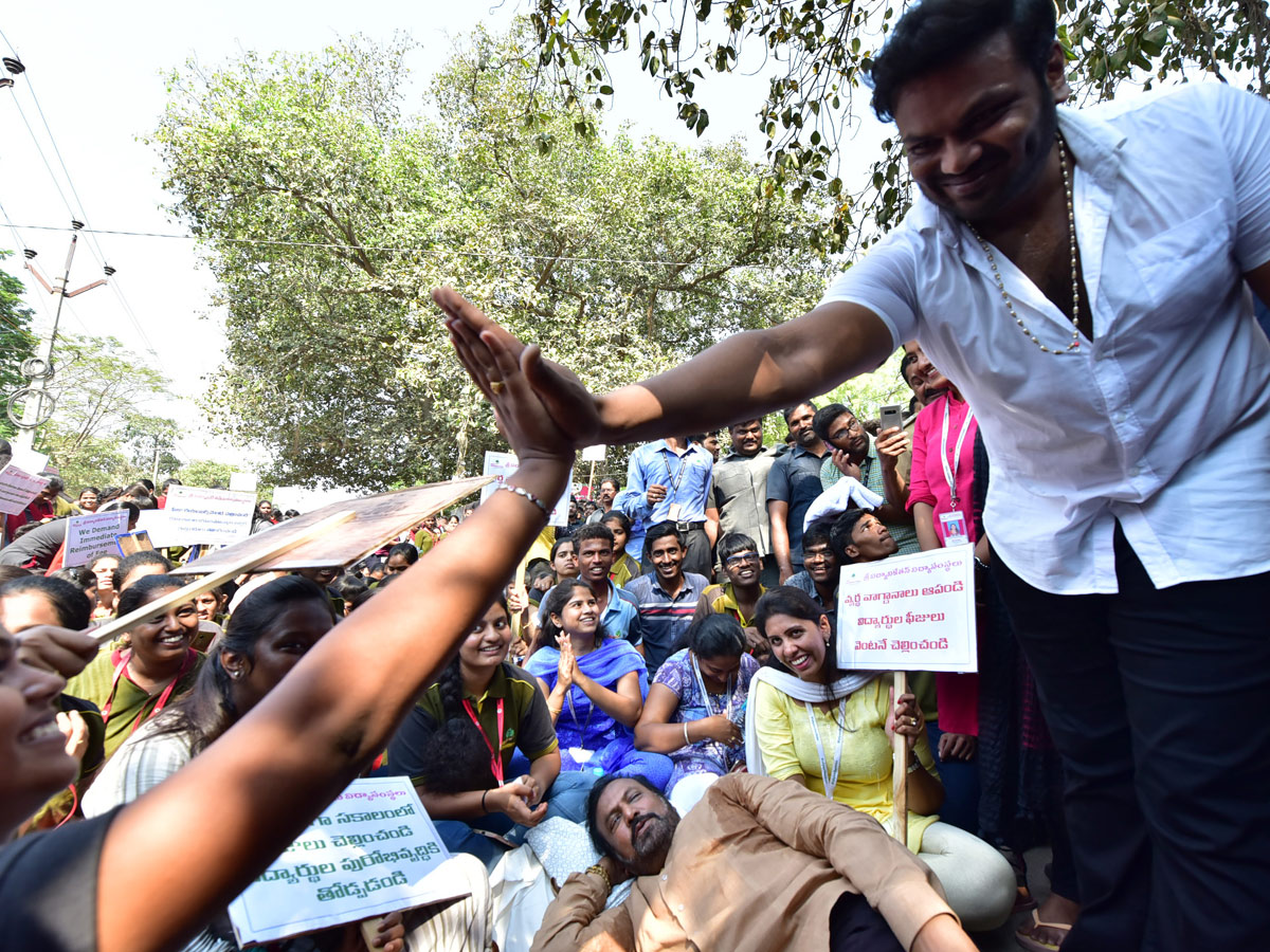 Mohan Babu Dharna Against Naidu in Tirupati  Photo Gallery - Sakshi16