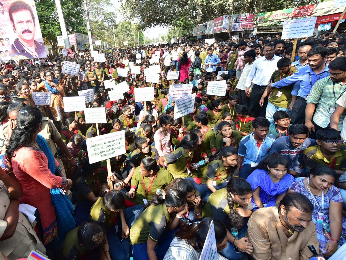 Mohan Babu Dharna Against Naidu in Tirupati  Photo Gallery - Sakshi18