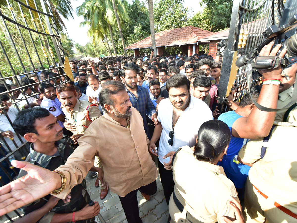 Mohan Babu Dharna Against Naidu in Tirupati  Photo Gallery - Sakshi19