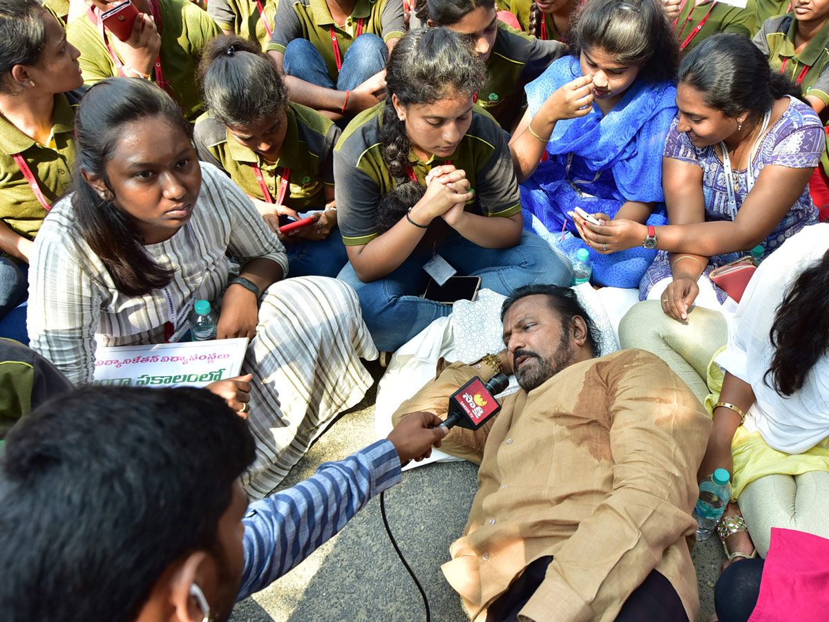 Mohan Babu Dharna Against Naidu in Tirupati  Photo Gallery - Sakshi23