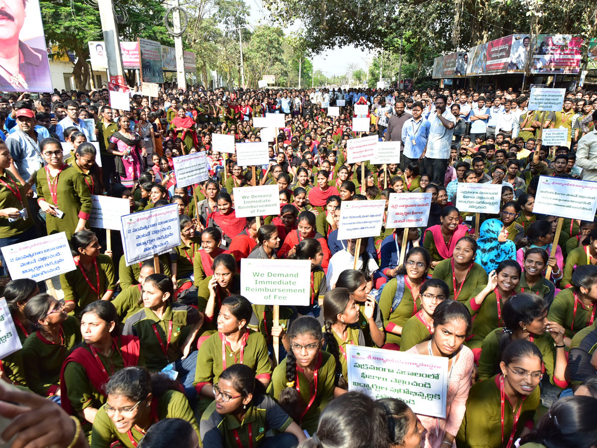 Mohan Babu Dharna Against Naidu in Tirupati  Photo Gallery - Sakshi30