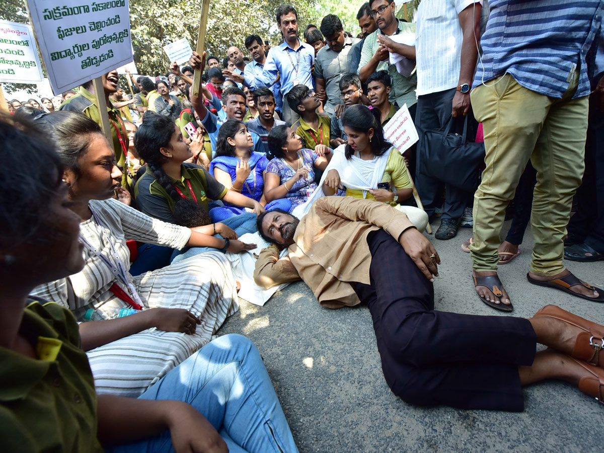 Mohan Babu Dharna Against Naidu in Tirupati  Photo Gallery - Sakshi31