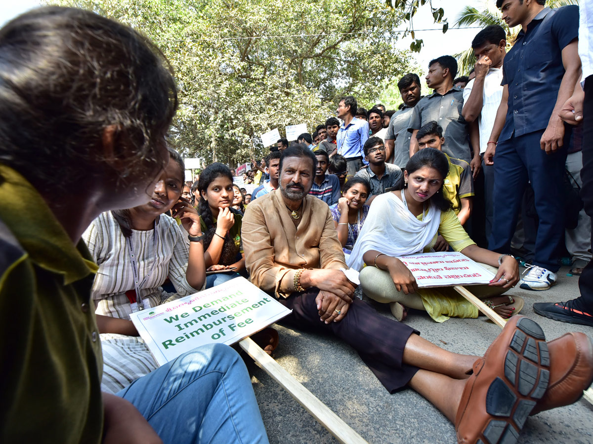 Mohan Babu Dharna Against Naidu in Tirupati  Photo Gallery - Sakshi32