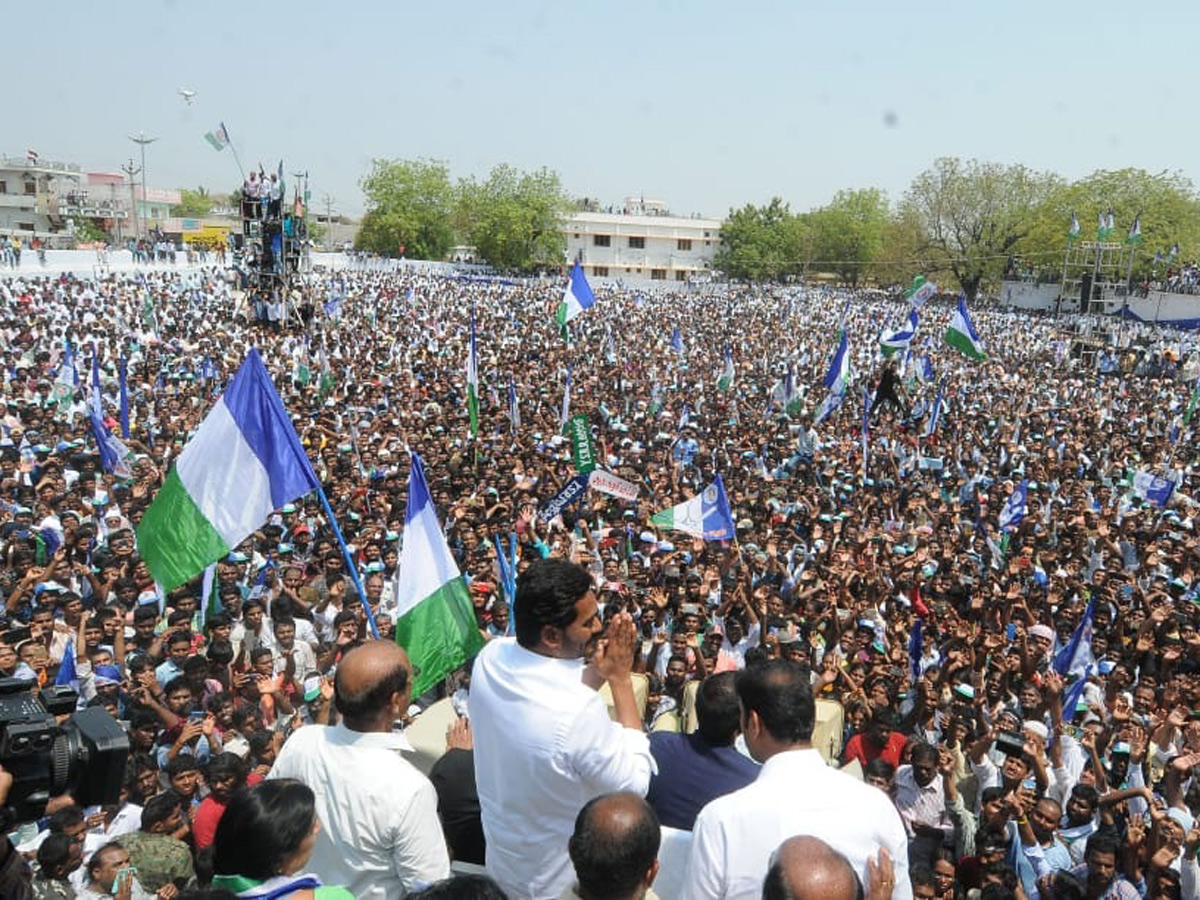 YS jagan Nominations In Pulivendula Photo Gallery - Sakshi1