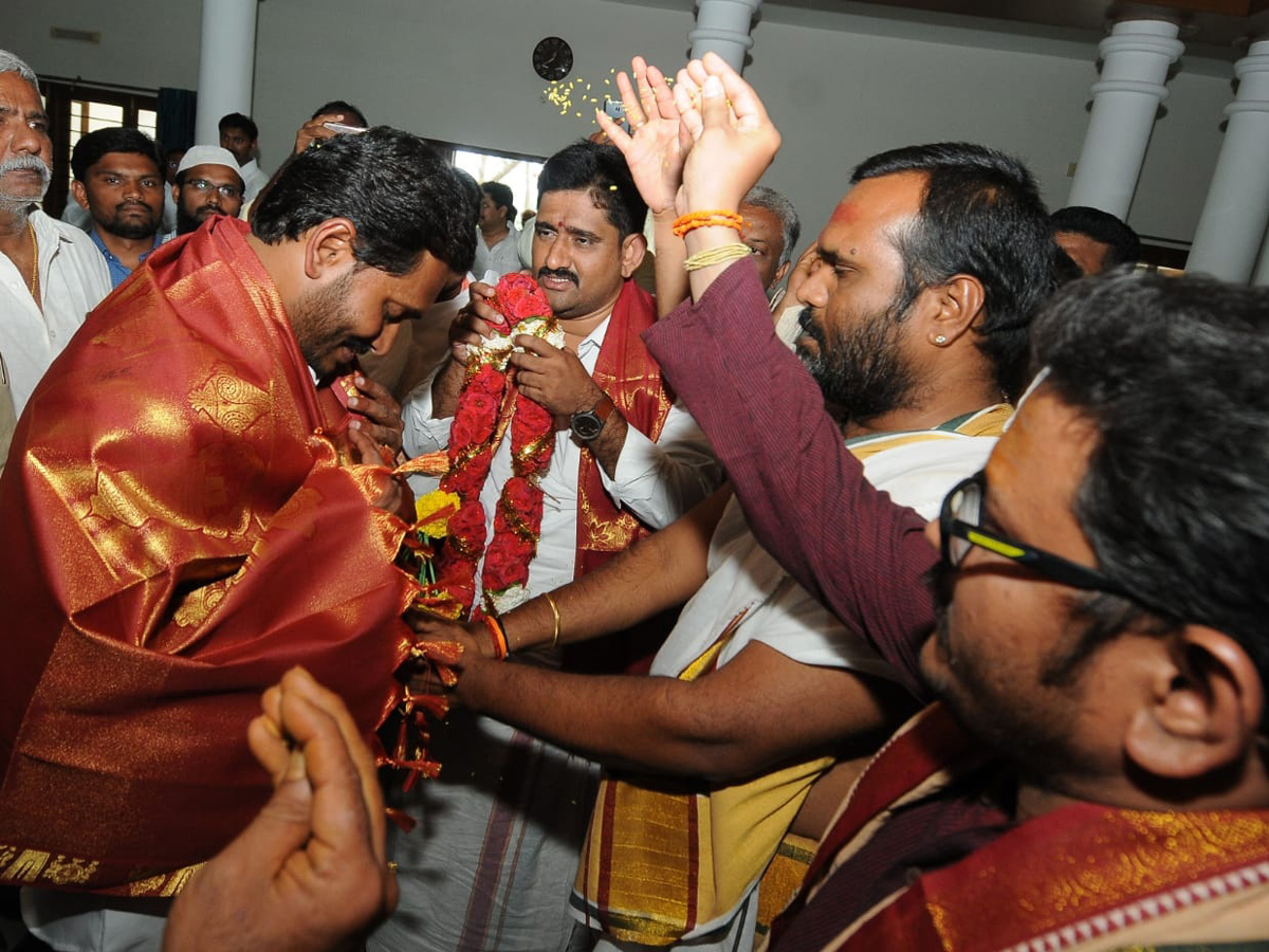 YS jagan Nominations In Pulivendula Photo Gallery - Sakshi10