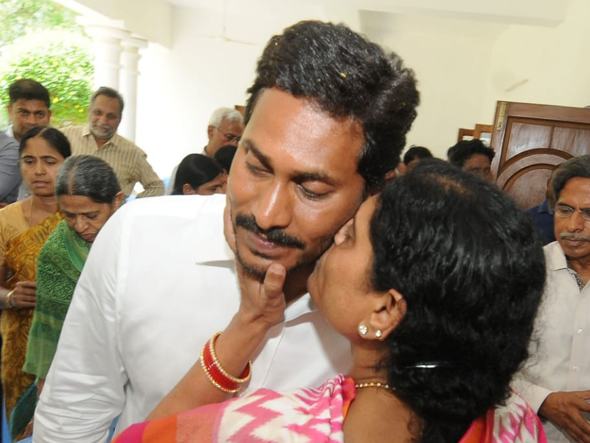 YS jagan Nominations In Pulivendula Photo Gallery - Sakshi11