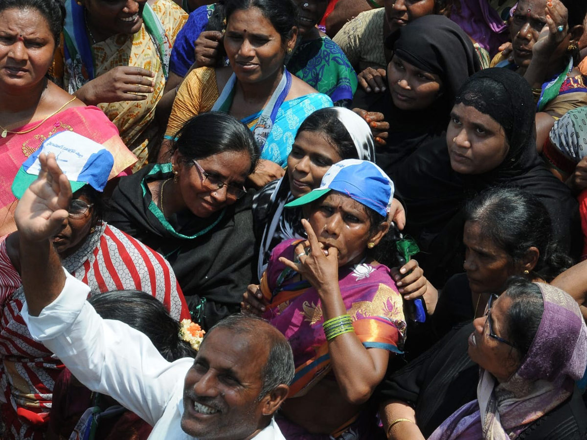 YS jagan Nominations In Pulivendula Photo Gallery - Sakshi19