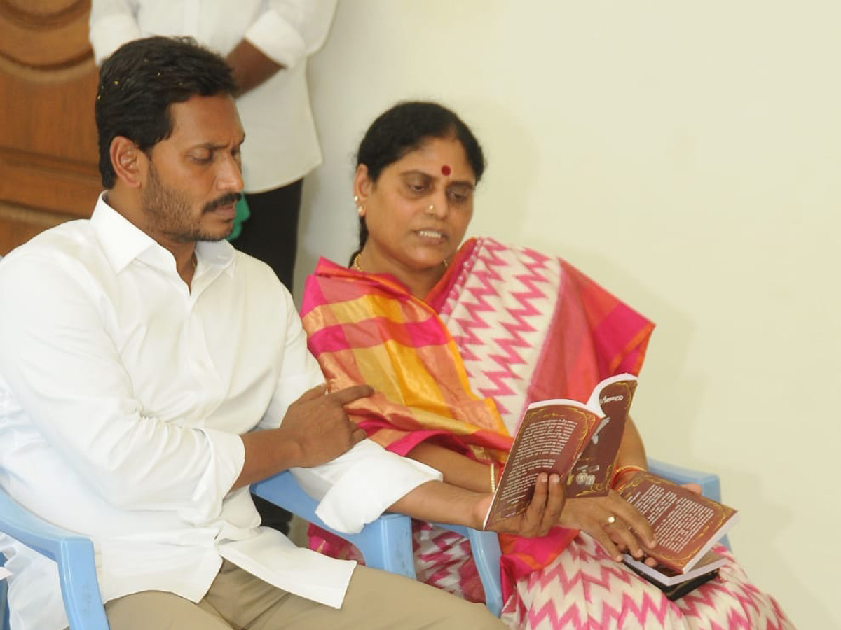 YS jagan Nominations In Pulivendula Photo Gallery - Sakshi8