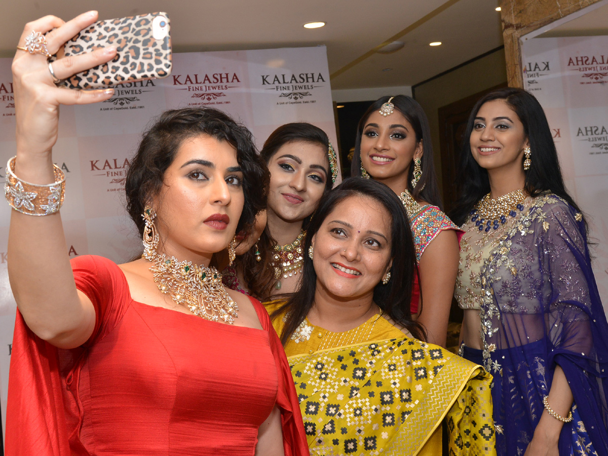 Kalasha Fine Jewels 2nd Anniversary Curtain Raiser Jewellery Fashion Show - Sakshi13