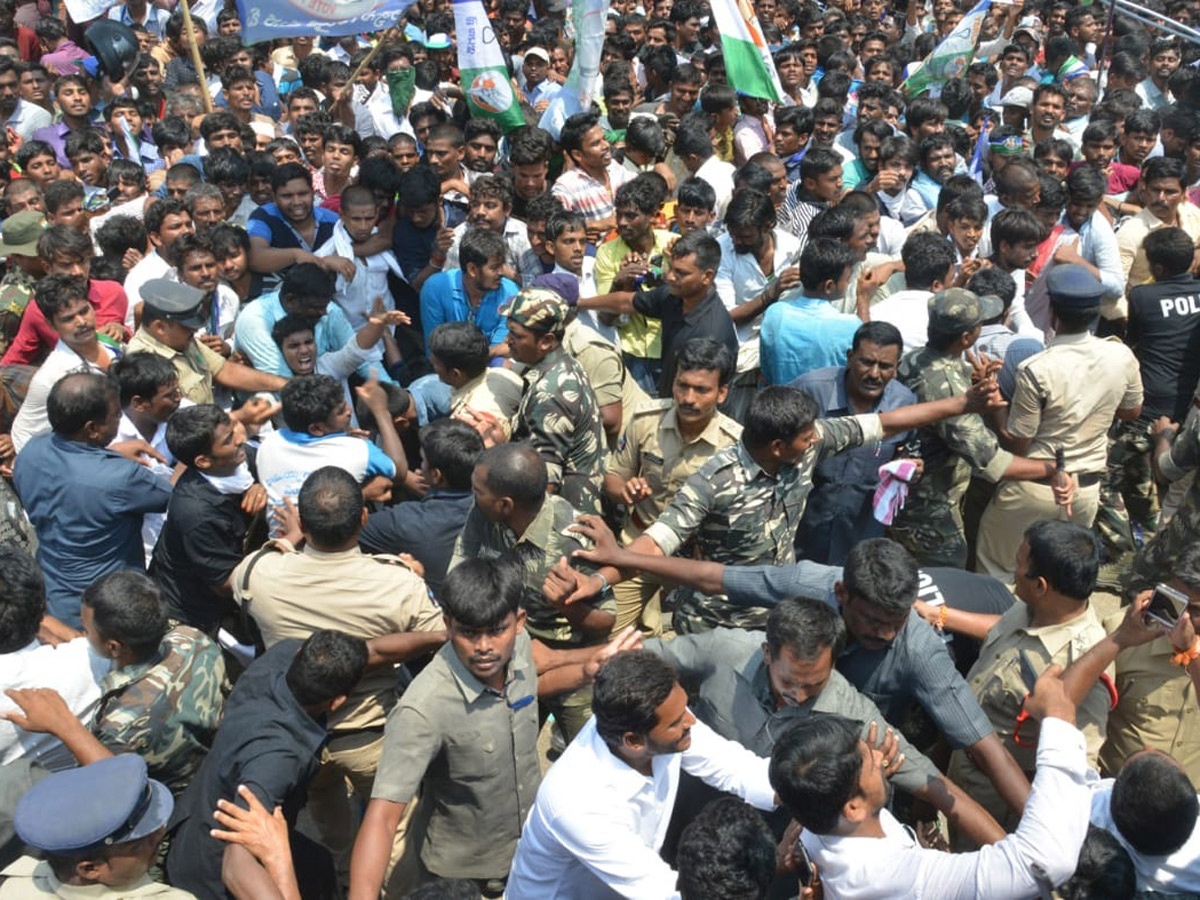 ys jagan election meeting In Kurnool district Photo Gallery - Sakshi17