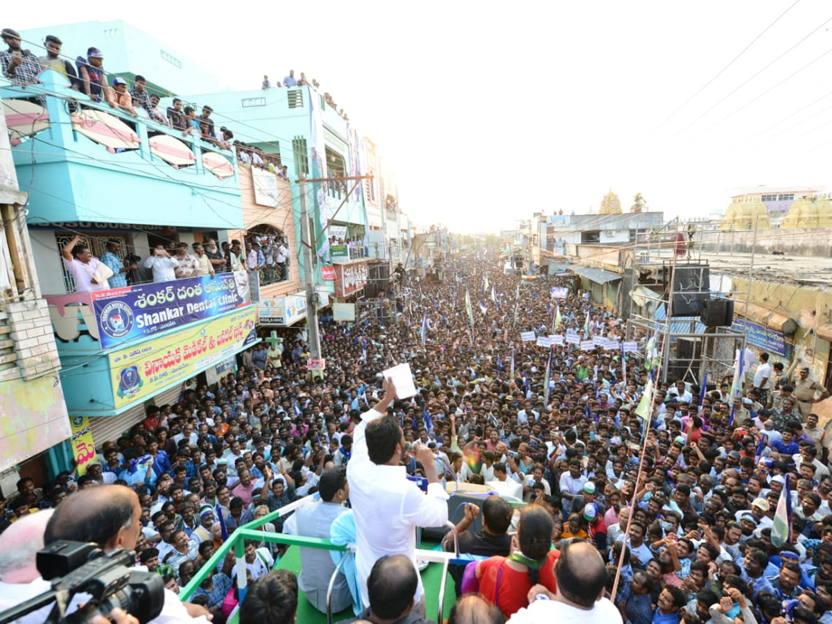  YS Jagan public meeting at Mandapeta  Photo Gallery - Sakshi1