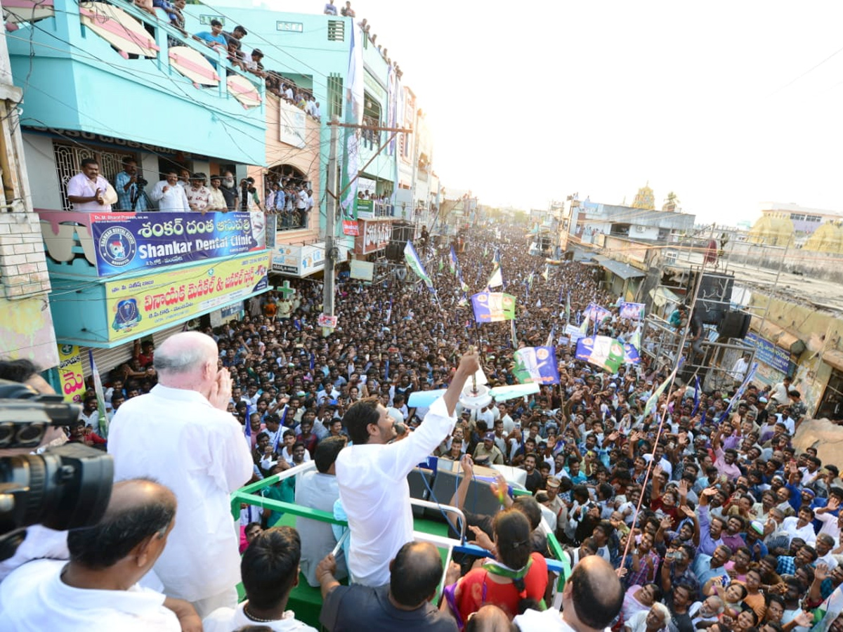  YS Jagan public meeting at Mandapeta  Photo Gallery - Sakshi10