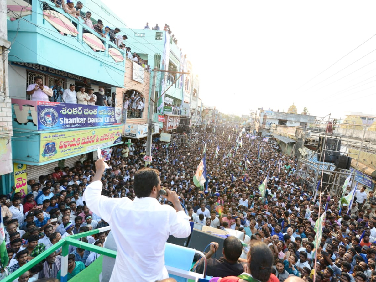  YS Jagan public meeting at Mandapeta  Photo Gallery - Sakshi11