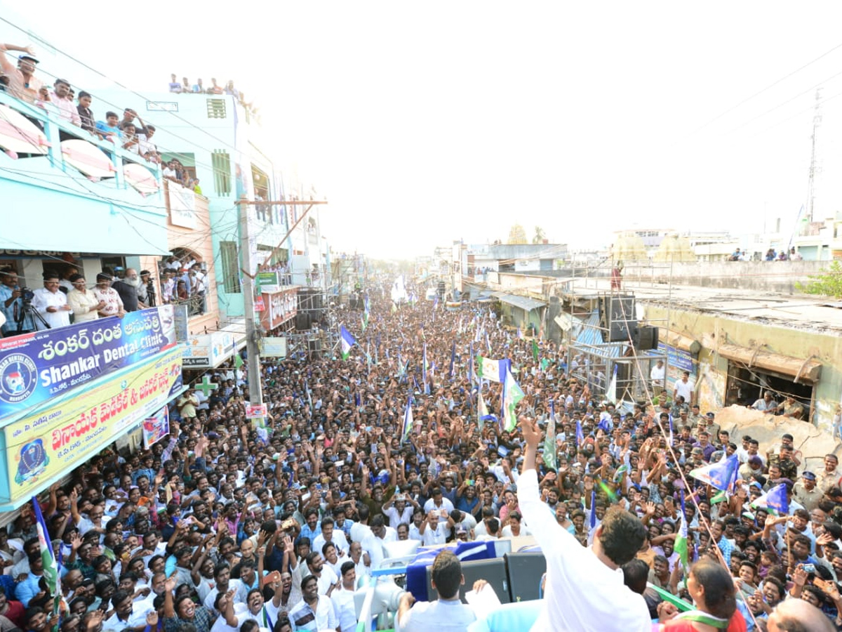  YS Jagan public meeting at Mandapeta  Photo Gallery - Sakshi13