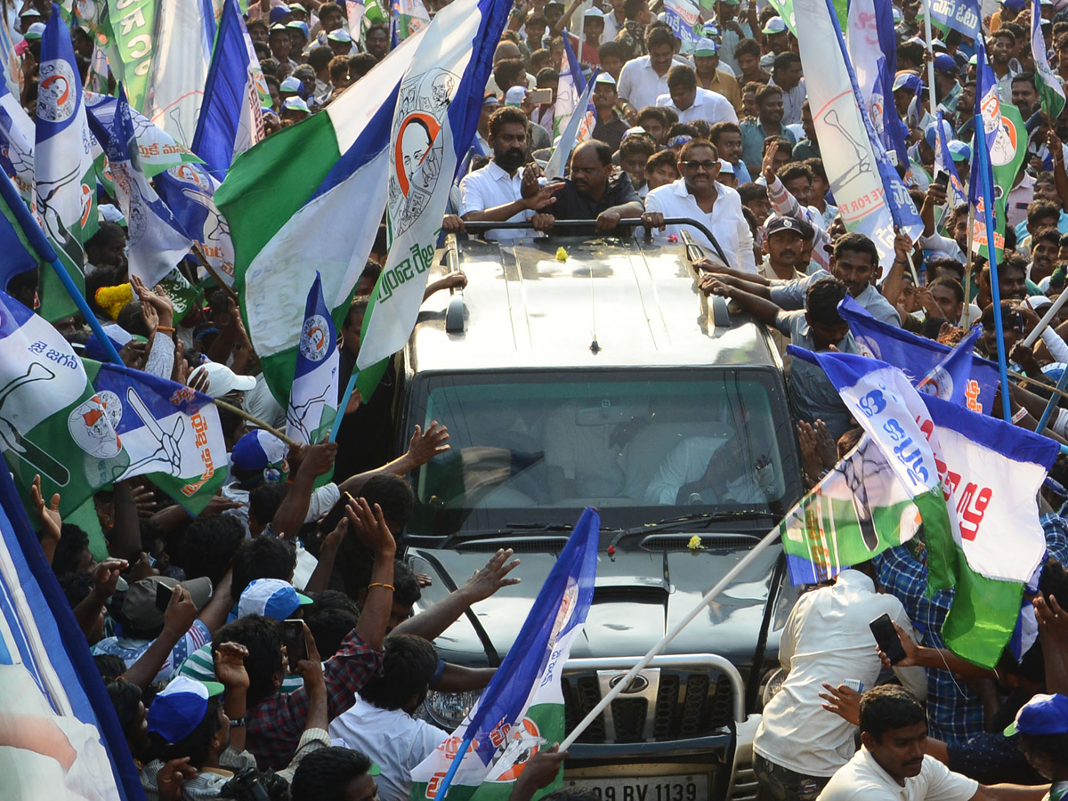  YS Jagan public meeting at Mandapeta  Photo Gallery - Sakshi14