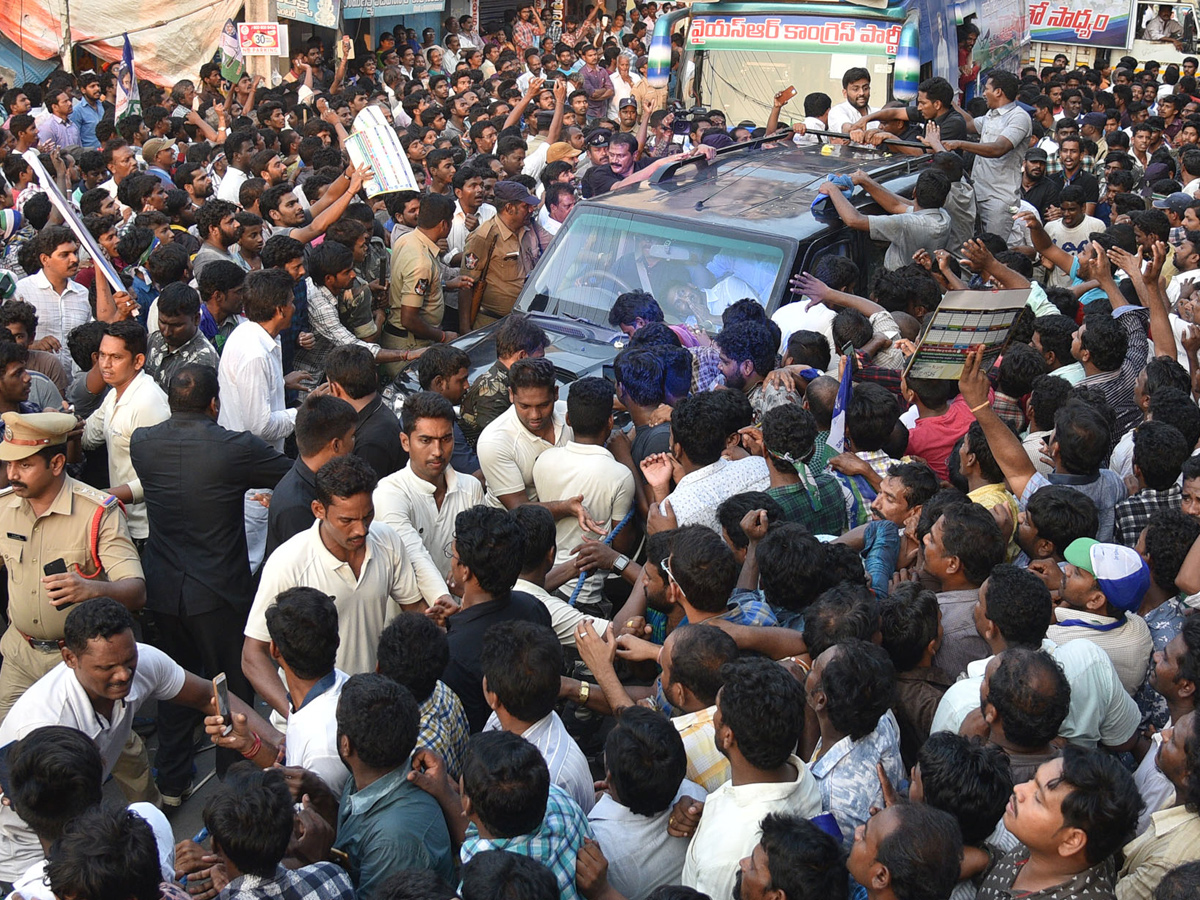  YS Jagan public meeting at Mandapeta  Photo Gallery - Sakshi15