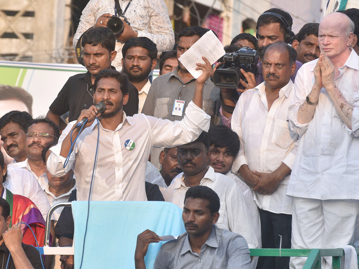  YS Jagan public meeting at Mandapeta  Photo Gallery - Sakshi16