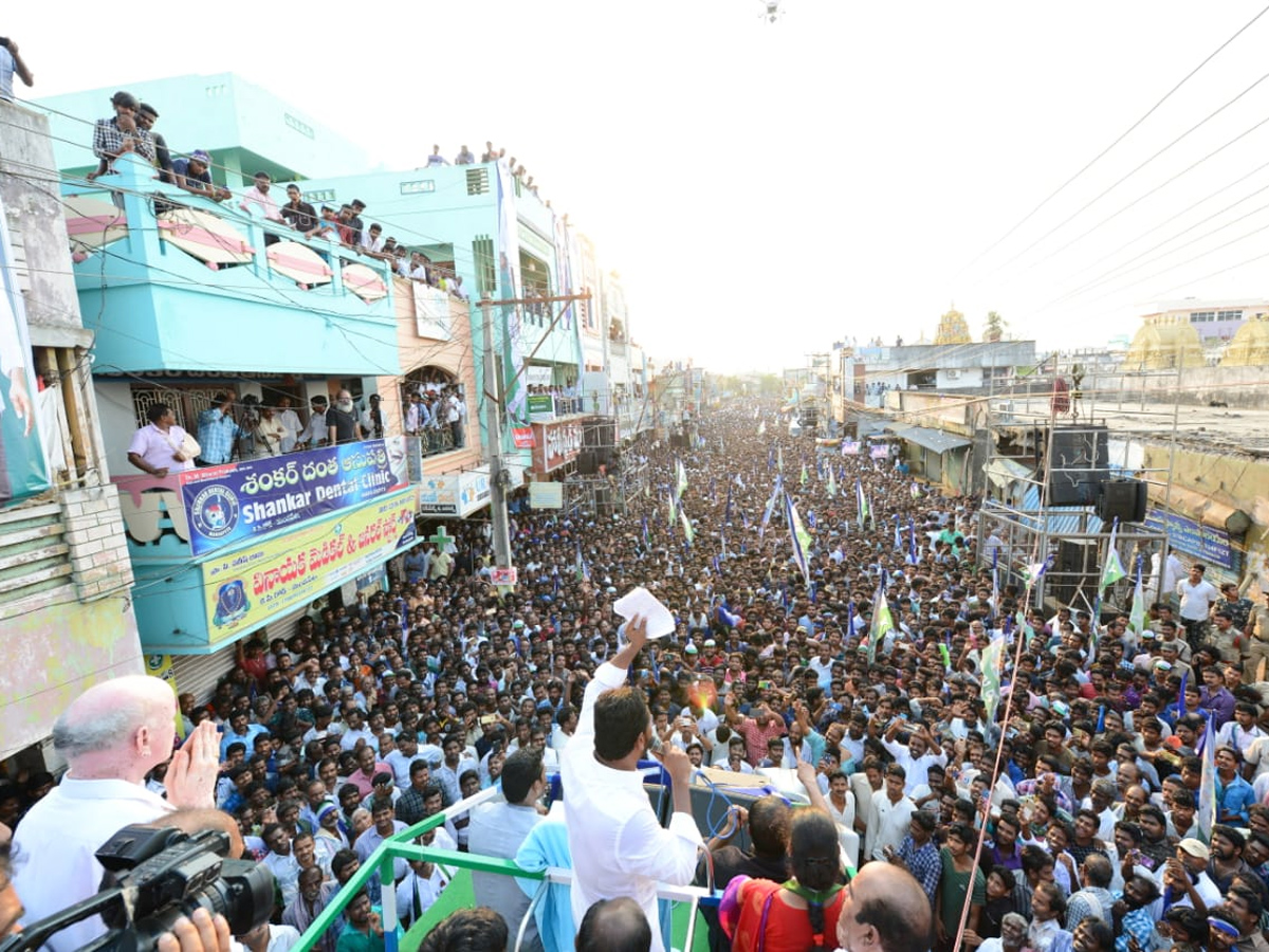  YS Jagan public meeting at Mandapeta  Photo Gallery - Sakshi2