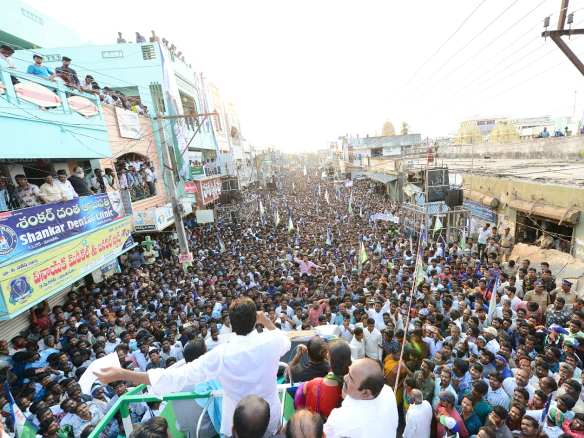  YS Jagan public meeting at Mandapeta  Photo Gallery - Sakshi3