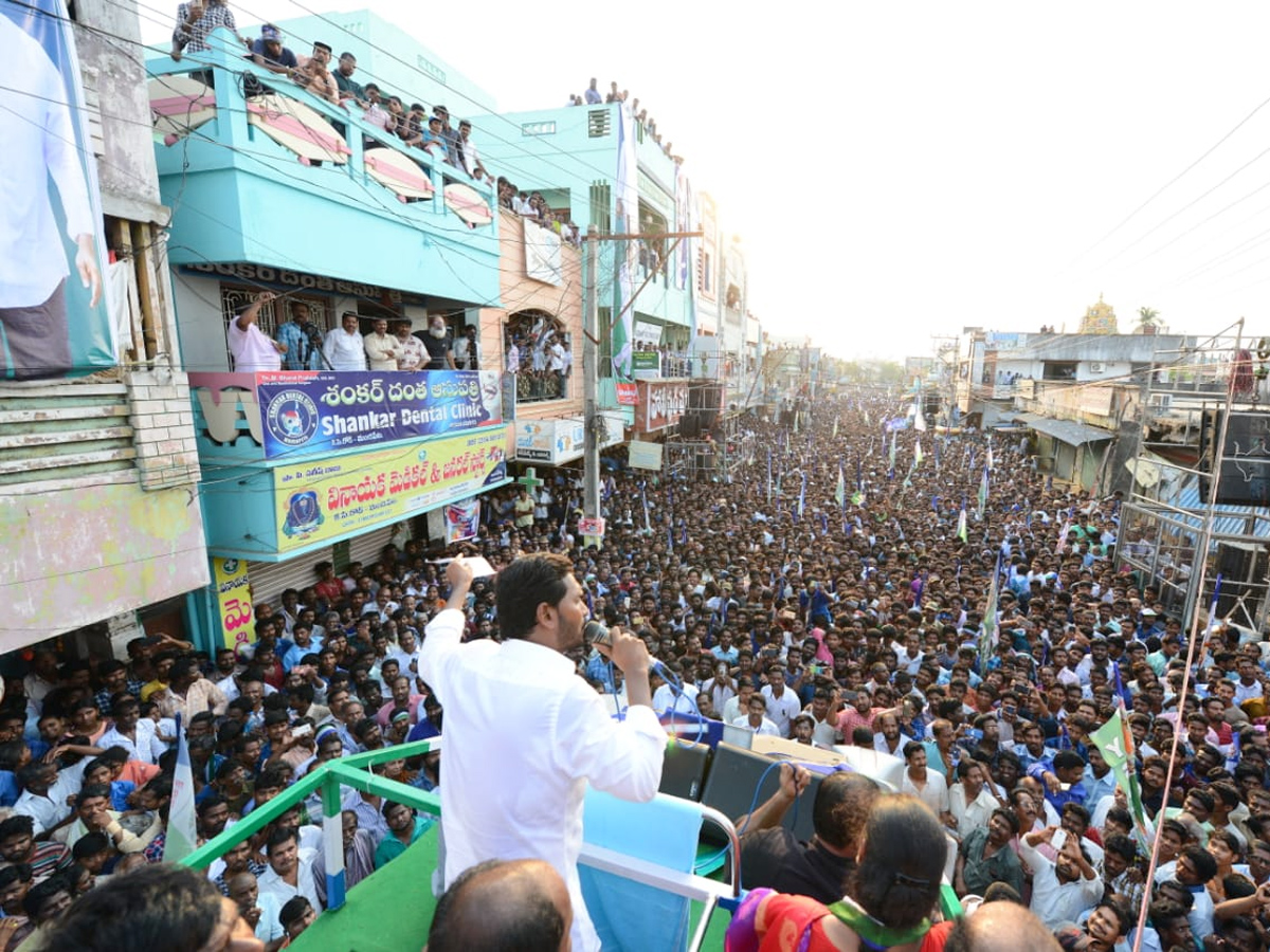  YS Jagan public meeting at Mandapeta  Photo Gallery - Sakshi4