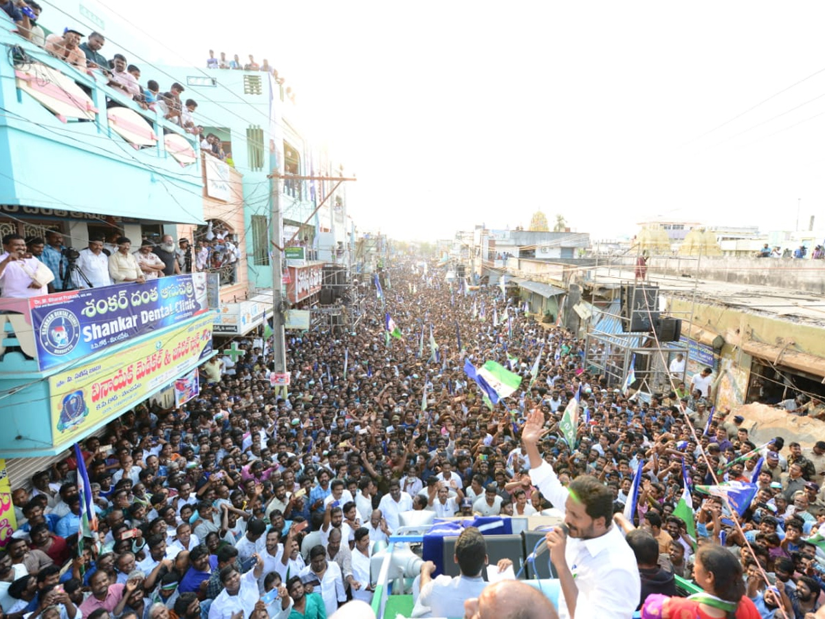  YS Jagan public meeting at Mandapeta  Photo Gallery - Sakshi5